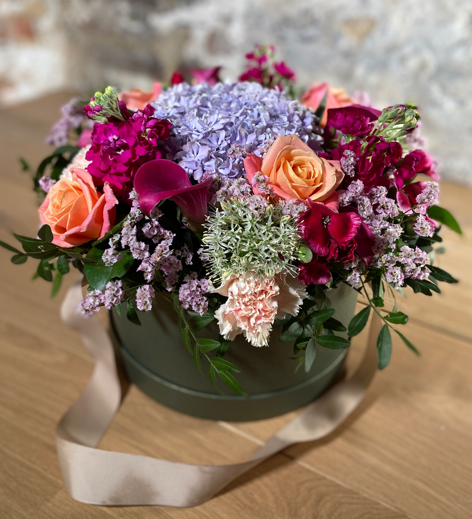 Boîte avec fleurs à l'extérieur (Petite)